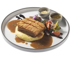 หมูกรอบมันบดซอสเกรวี่ Crispy Pork with Mash Potato