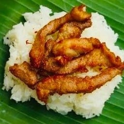 ข้าวเหนียวหมูทอด แม่น้องมะม่วง