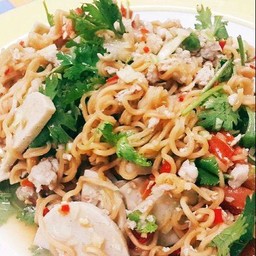 ยำมาม่าหมูสับ