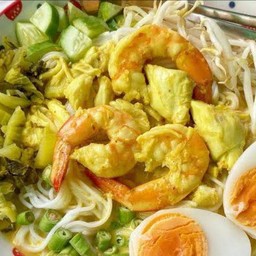 ขนมจีนน้ำยากุ้งและกรรเชียงปู