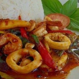 ข้าวราดปลาหมึกผัดพริกแกง