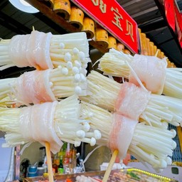 สามชั้นพันเห็ดเข็มทอง