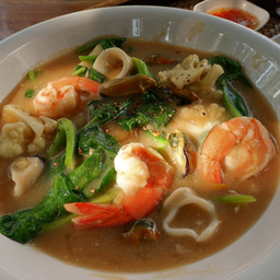 ราดหน้าทะเล ( มีแต่ เส้นใหญ่ นะครับ )