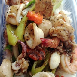 ทะเลผัดพริกไทยดำราดข้าว