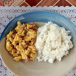 ข้าวไข่คั่วแหนม ไม่ผัก อร่อยกลมกล่อม