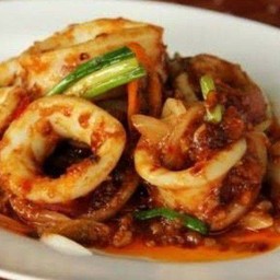 ปลาหมึกผัดพริกแกง