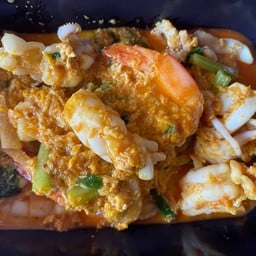 ผัดผงกะหรี่ทะเล (กับข้าว)