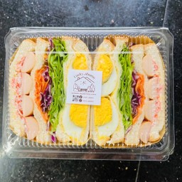 แซนด์วิชปูอัดไข่ต้มไส้กรอก