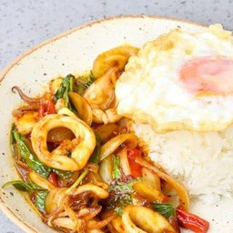 ข้าวปลาหมึกผัดพริกเผา ไข่ดาว