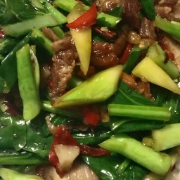 ข้าวคะน้าหมูกรอบ