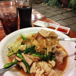 ราดหน้าหมู      ( มีแต่ เส้นใหญ่ นะครับ )