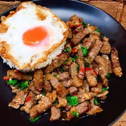 ข้าวกะเพราเนื้อ RIB CAB 100 กรัม ไข่ดาว