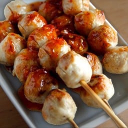 ลูกชิ้นเนื้อทอดอย่างดี ไม้ละ