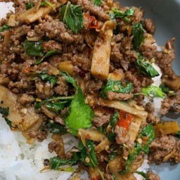 กระเพราหมูหน่อไม้ดอง(ราดข้าว)