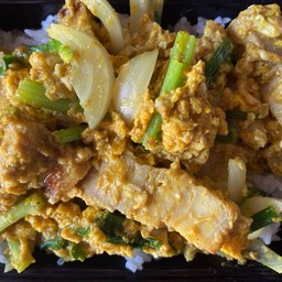 ข้าวผัดผงกะหรี่หมูกรอบ