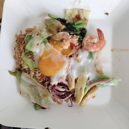 มาม่าผัดพริกแห้งทะเลไข่ข้น