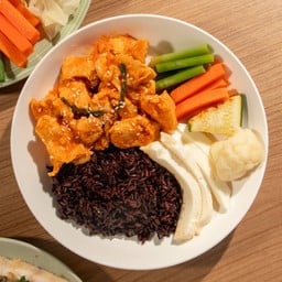 ไก่ผัดซอสเกาหลีกับข้าวไรซ์เบอร์รี่