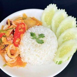 ข้าวราดปลาหมึกผัดผงกะหรี่