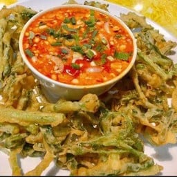 ยำผักบุ้งกรอบ