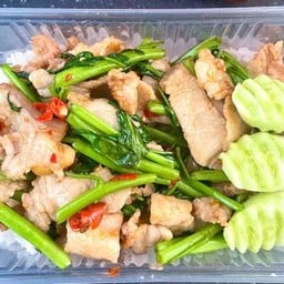 ข้าวราดผัดผักบุ้ง