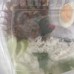 รสชาติกะเพราจัดจ้านมาก แม่ค้ามีของแถมให้ด้วยดีมากเลย