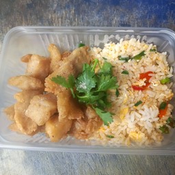 ข้าวผัดพริกขี้หนู+กะพงทอดน้ำปลาแถมน้ำจิ้มซีฟู้ดให้1ถุงค่ะ
