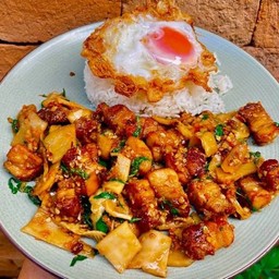 ข้าวกะเพราหมูสามชั้น150g คั่วหน่อไม้ดองพริกเหลือง ไข่ดาว