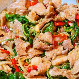 กระเพราหมูชิ้นราดข้าว