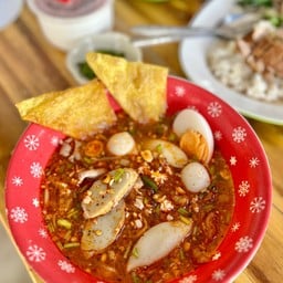ก๋วยเตี๋ยวต้มยำ ข้าวขาหมู ผู้กอง