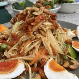 ส้มตำไทยไข่เค็มกุ้งเสียบ