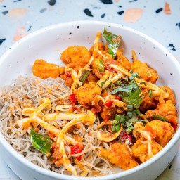 บะหมี่งาดำผัดต้มยำไก่กรอบ