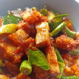 พริกแกงหมูกรอบ(ราดข้าว)