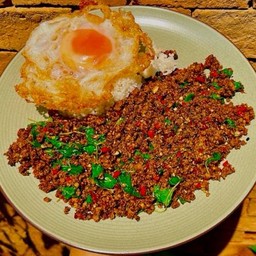 ข้าวกะเพราเนื้อ100g คั่วพริกลาบเหนือ ไข่ดาว