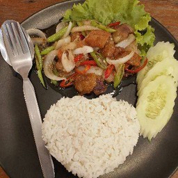 ข้าวผัดพริกอ่อนหมูกรอบ