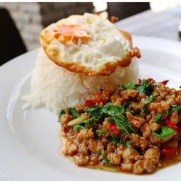 อั๊ยย๊ะ โคตรกะเพรา/ไส้กรอกเเดงทอด/ปีกไก่ทอด ท่าอิฐ