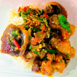 กระเพราหมูกรอบไข่เยี่ยวม้า (ราดข้าว)