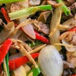 ข้าวเครื่องในไก่ผัดพริกขิง