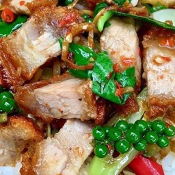ข้าวผัดฉ่าหมูกรอบ