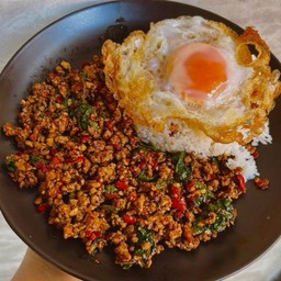 ข้าวกะเพราหมูสับคั่วพริกลาบเหนือ 200g ไข่ดาว