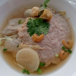 กระเพราหมูหมักร้านหน้าหมูนุ่ม(เจ๊ดาว) ตรงข้ามเรือนจำกลางลพบุรี