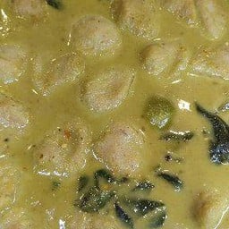 ขนมจีนแกงเขียวหวานลูกชิ้นปลากราย