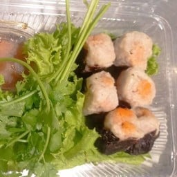 ขนมจีบสาหร่ายหมูนุ่ม9ชิ้น(ฟรีผักสด)