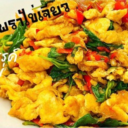 กระเพราไข่เจียวราดข้าว