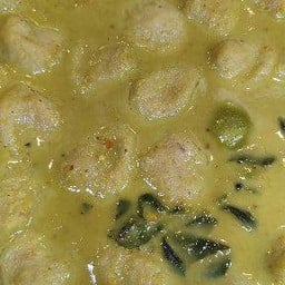 แกงเขียวหวานลูกชิ้นปลากราย