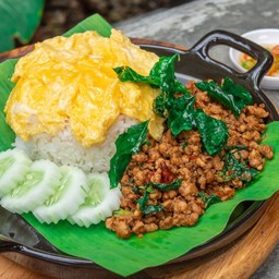 กะเพราหมูสับไข่ข้นราดข้าว