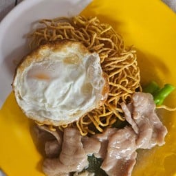 ราดหน้าบะหมี่กรอบใส่ไข่