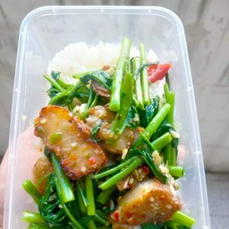 ข้าวราดผักบุ้งหมูกรอบ