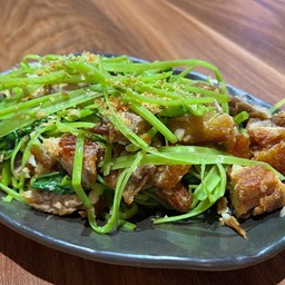 ผัดผักบุ้งหมูกรอบ