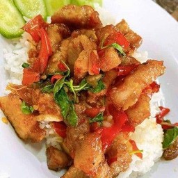 กระเพราหมูสามชั้นราดข้าว