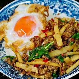 กะเพราหมูสับหน่อไม้ราดข้าว+ไข่ดาว